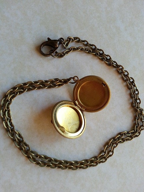 Necklace with a locket in your dream 