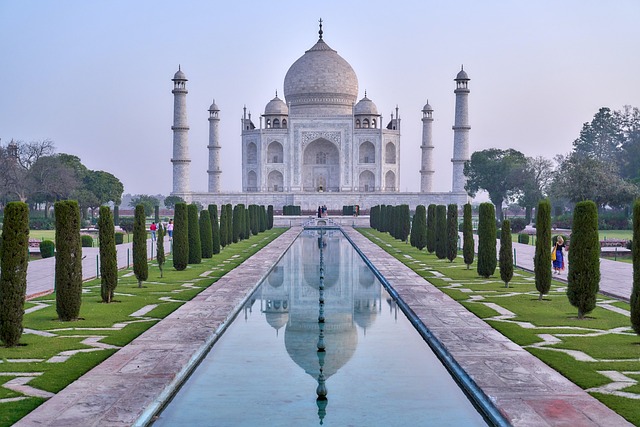  Admiring the Taj Mahal